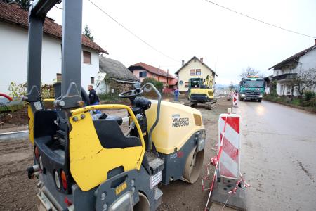 DOLENJE JEZERO AVTOBUSNO POSTAJALIŠČE 01 FOTO LJUBO VUKELIČ